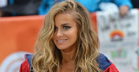 Carmen Electra, 42, Flaunts Sexy Bod in Skimpy Swimsuits:。